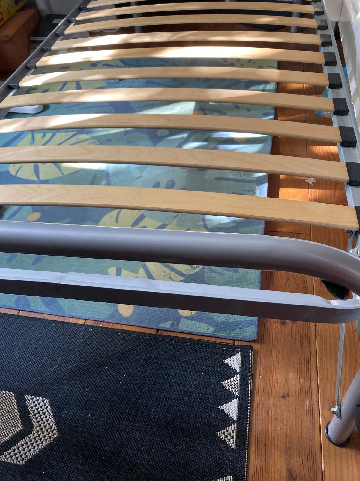 Onderschuifbed met eenpersoons lattenbodem met metalen frame, Huis en Inrichting, Slaapkamer | Bedden, Ophalen, Gebruikt, 90 cm