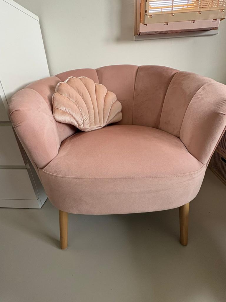 Roze fluwelen fauteuil met schelpkussen, Huis en Inrichting, Fauteuils, Ophalen, Modern, Glamour, Schelp, 75 tot 100 cm, Zo goed als nieuw