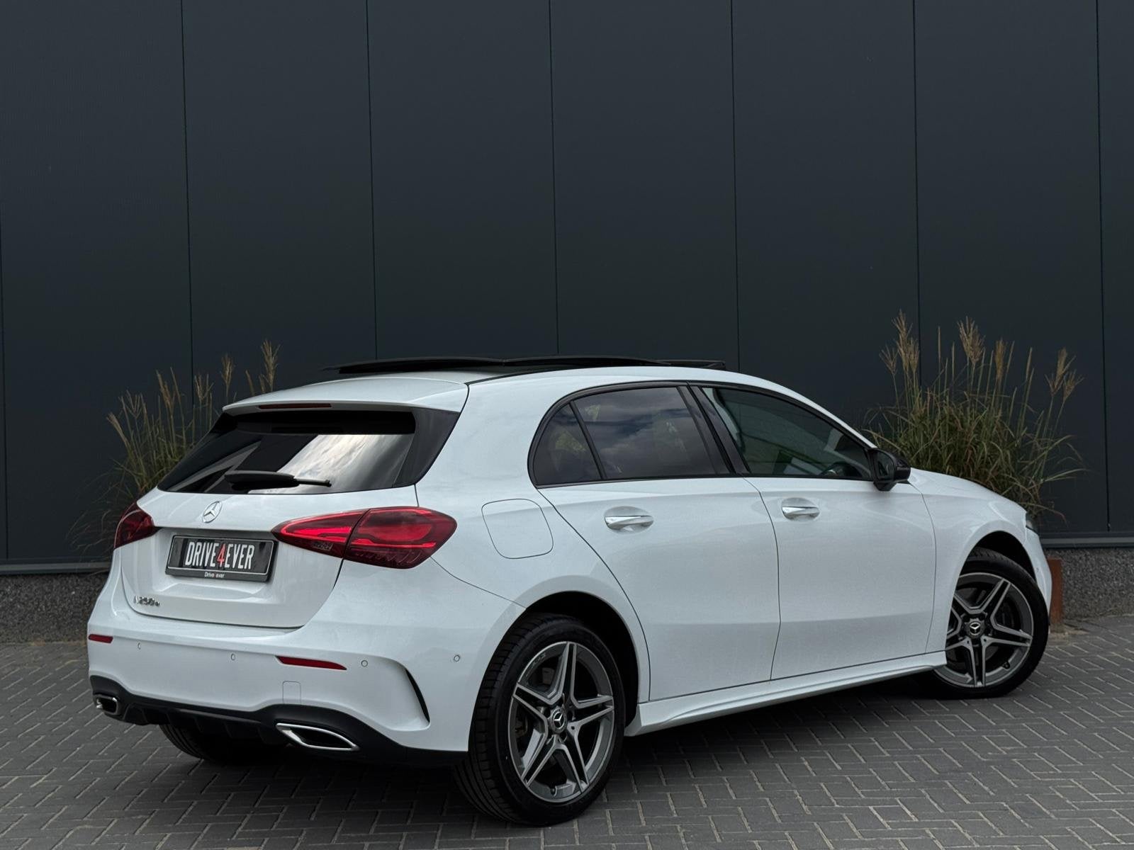 Mercedes-Benz A-klasse 250 e AMG Line FULL PANO|WIDESCREEN|L, Auto's, Gebruikt, Zwart, Met garantie (alle), Leder en Stof