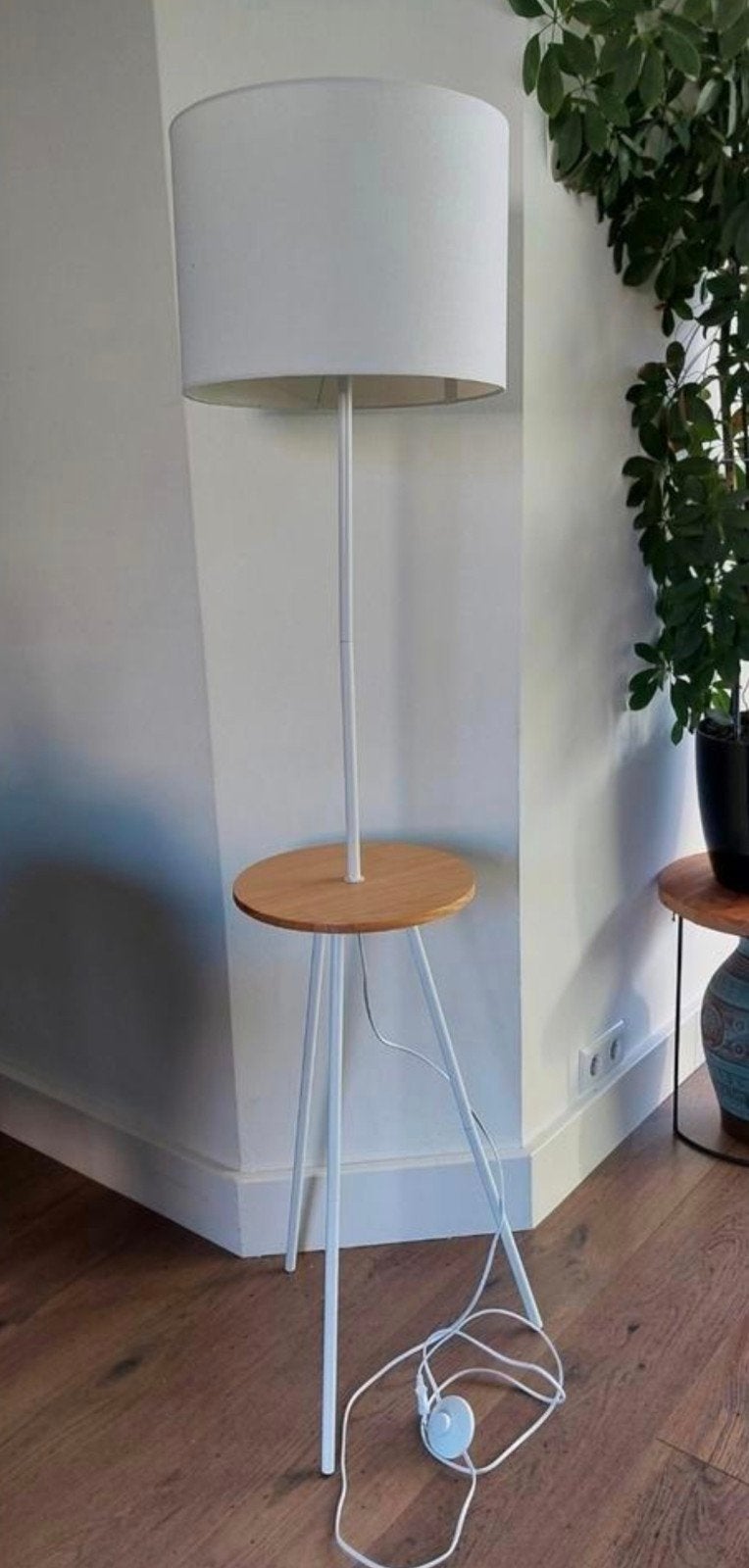 Staande lamp met witte kap en handig tafeltje, Ophalen, 100 tot 150 cm, Modern, Functioneel, Zo goed als nieuw