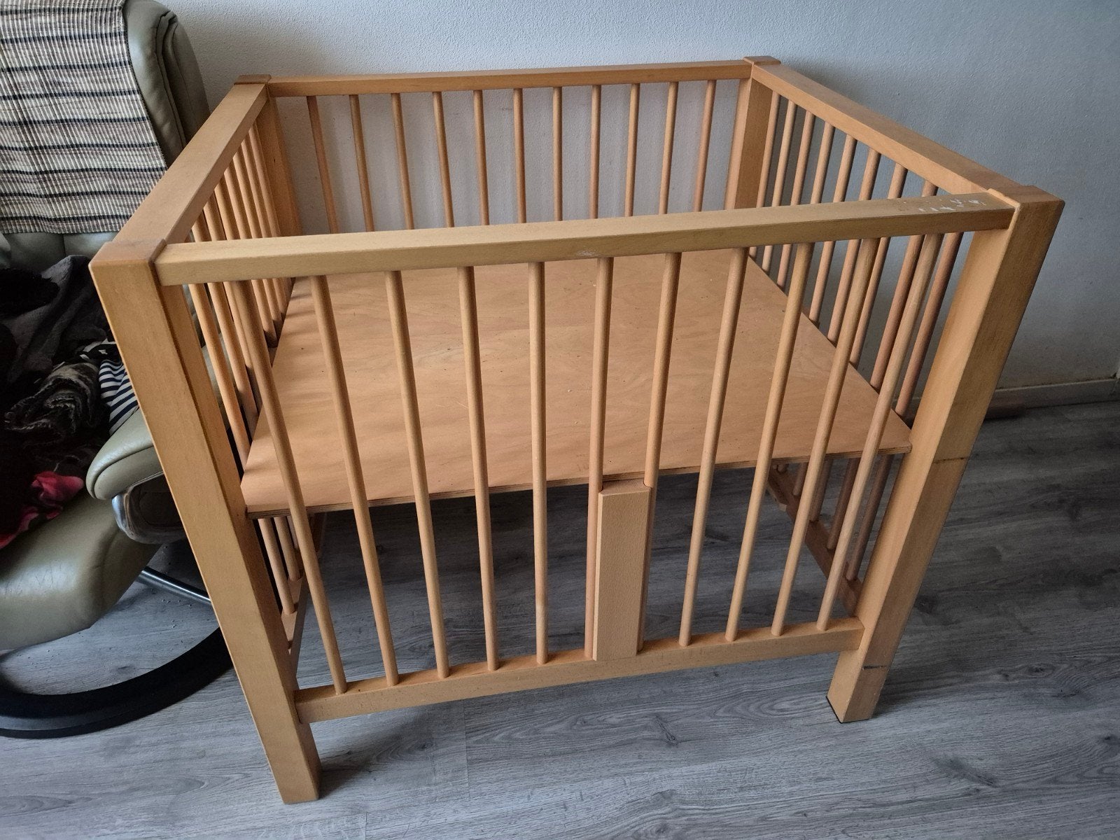 kinder baby box met verstelbare bodem stevig hout, Kinderen en Baby's, Boxen, Ophalen, Gebruikt, In hoogte verstelbaar