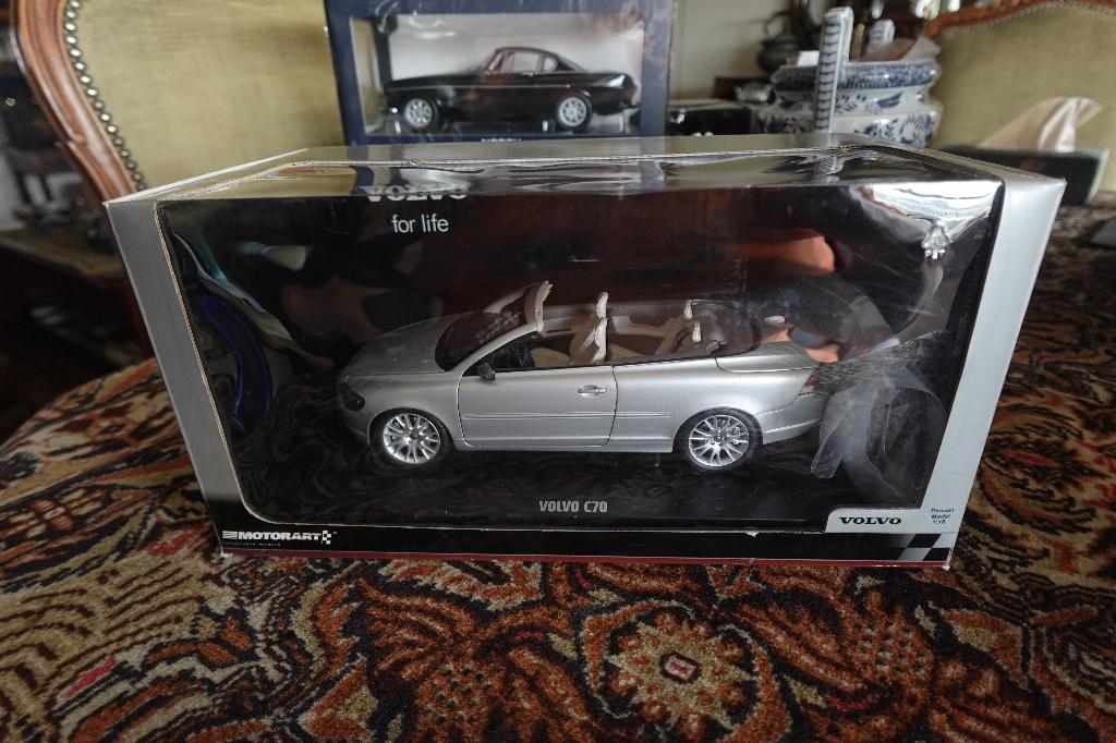 ZEER MOOIE METALIK VOLVO C70 CABRIO  NIEUW IN DE DOOS 1;18, Hobby en Vrije tijd, Modelauto's | 1:18, Ophalen of Verzenden, Zo goed als nieuw
