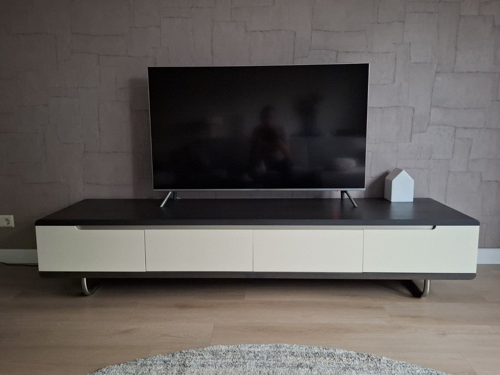 Modern massief houten tv-meubel donkerbruin/gebr.wit, Ophalen, Gebruikt, 200 cm of meer, Minder dan 100 cm
