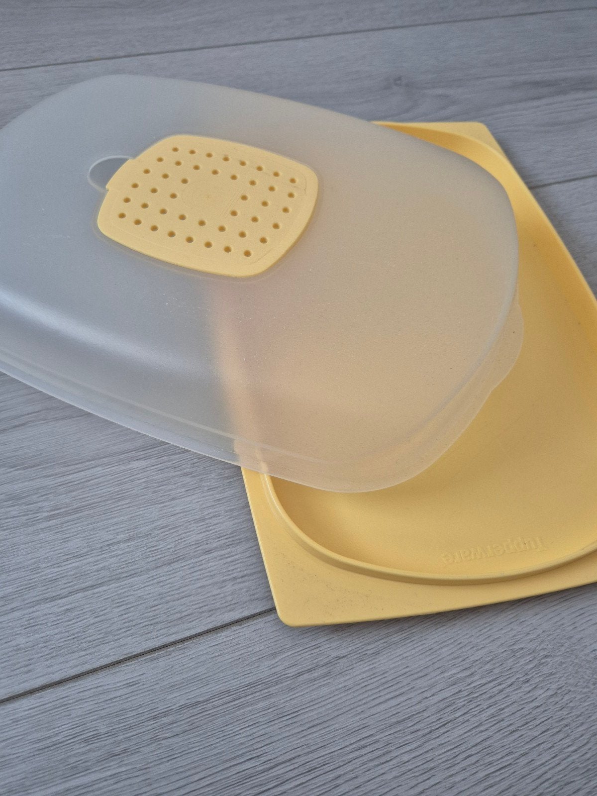 Tupperware kaasdoos, Huis en Inrichting, Keuken | Tupperware, Gebruikt, Bewaardoos, Geel, Met deksel, Ophalen of Verzenden
