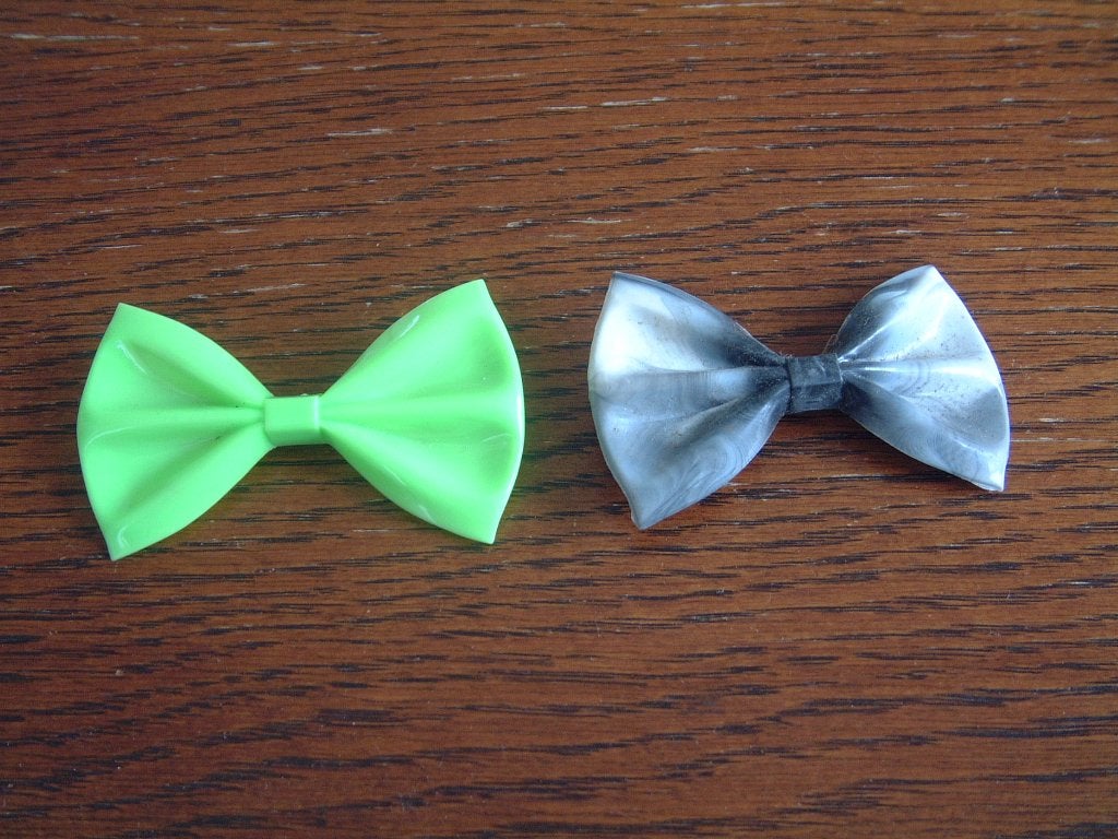 2 vintage strikjes broche speldjes ca jaren 60, Ophalen of Verzenden, Overige materialen