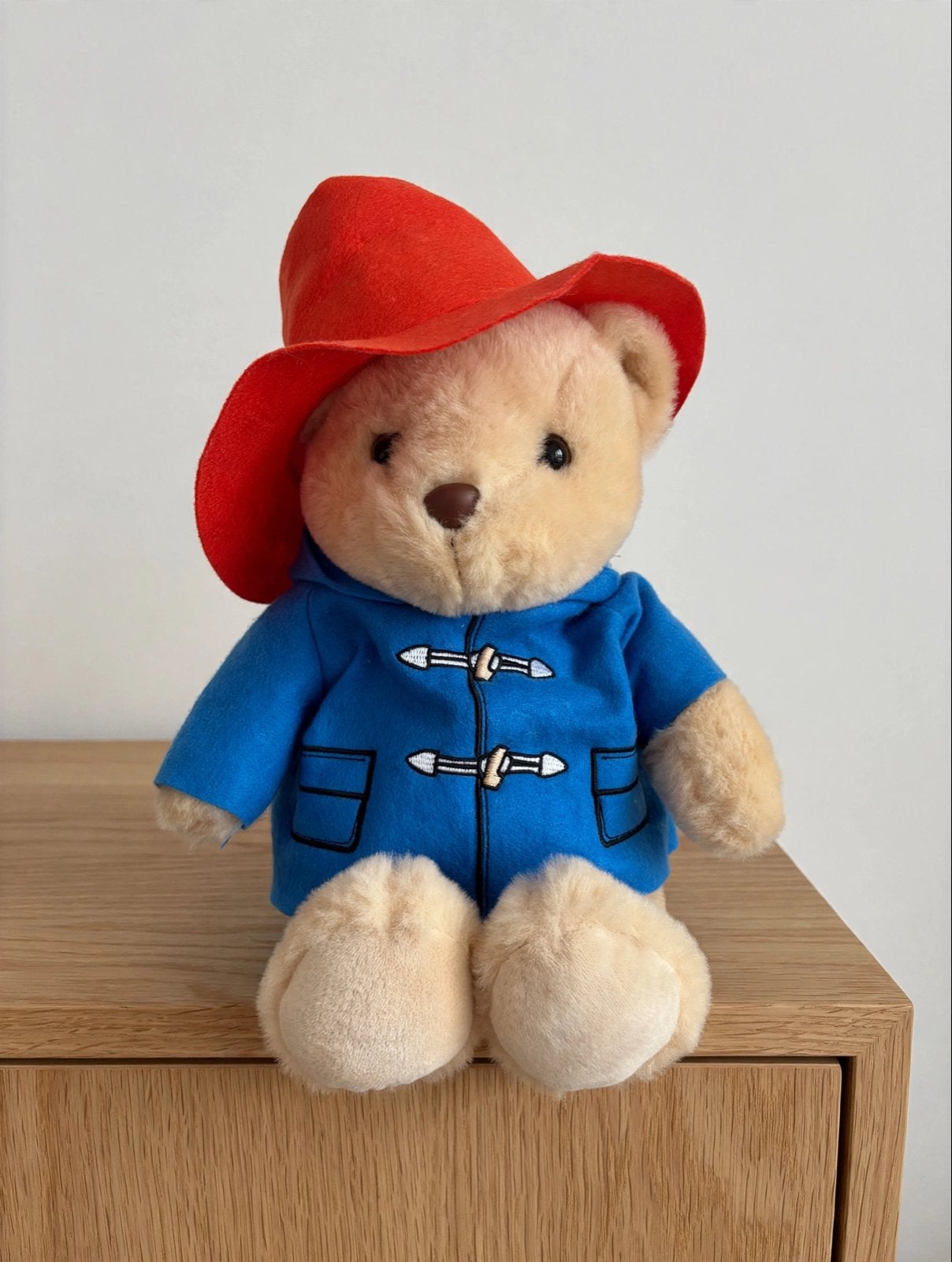 Paddington beer knuffel met blauwe jas en rode hoed, Overige merken, Overige karakters, Beer, Ophalen of Verzenden