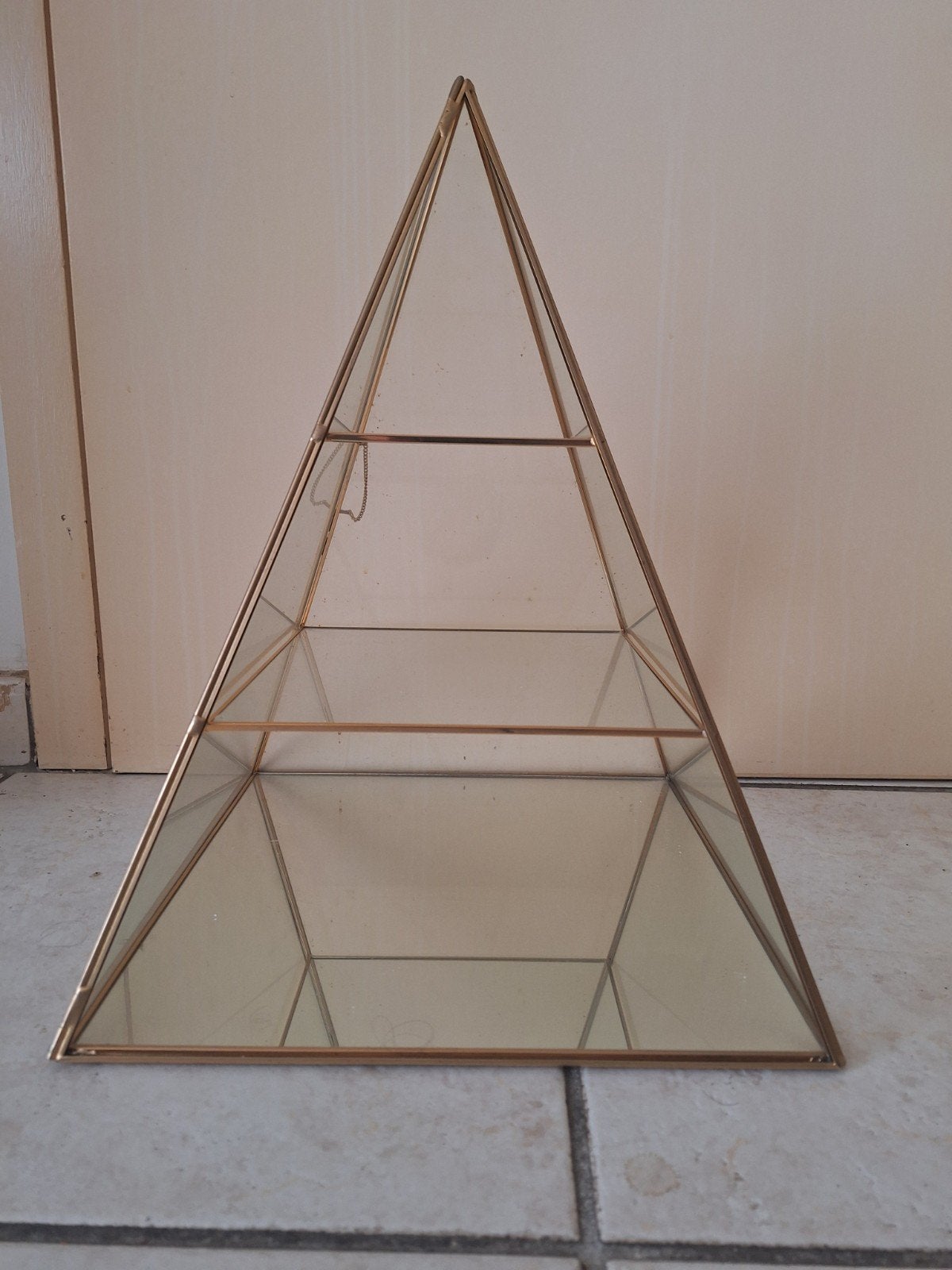 Decoratieve glazen piramide met gouden rand, Ophalen, Zo goed als nieuw, Glas, Goud