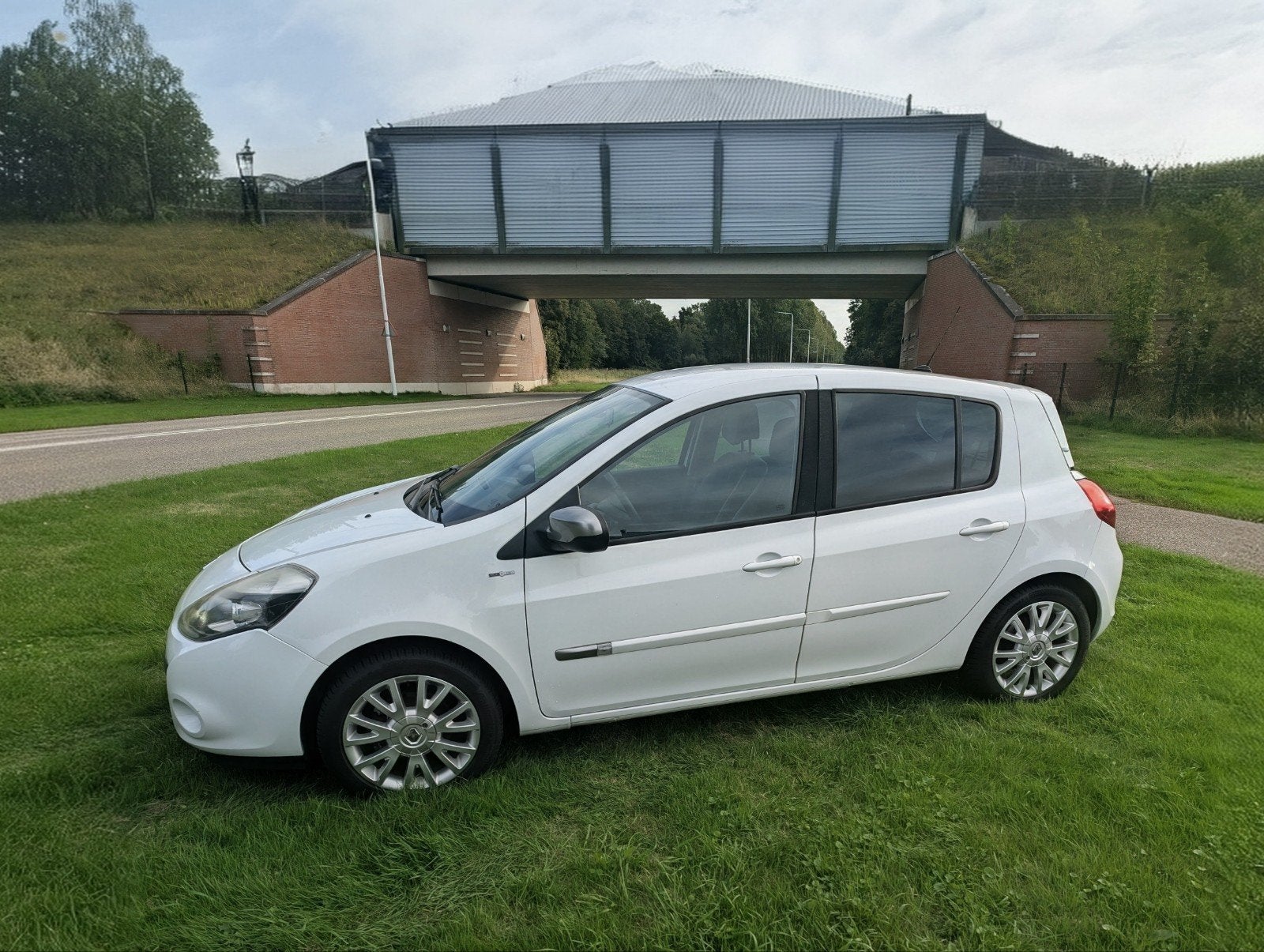 Renault Clio 1.5 DCI 65KW 5-DRS 2011 Wit, Auto's, Voorwielaandrijving, 4 cilinders, Wit, Origineel Nederlands