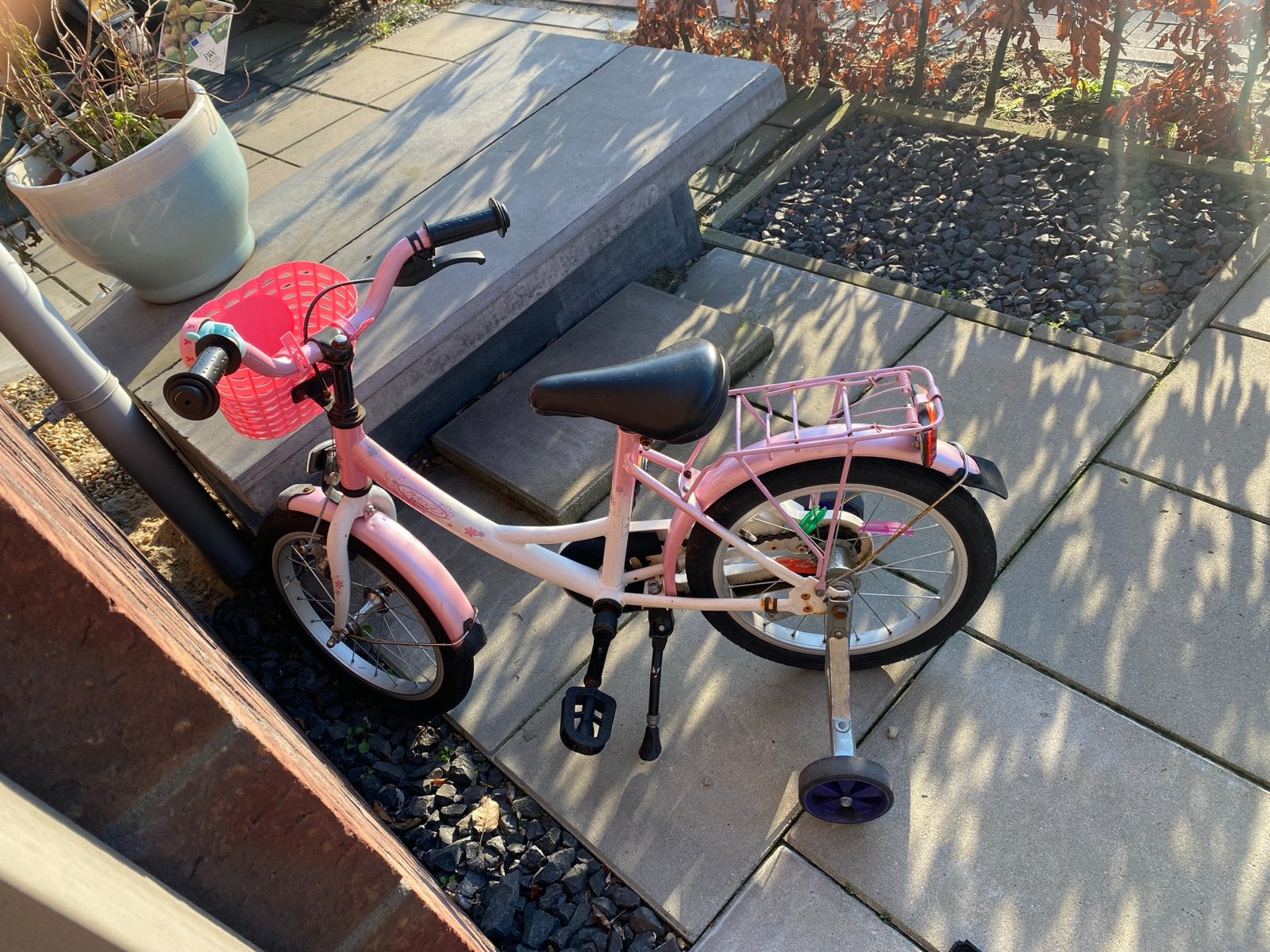 Roze kinderfiets met zijwieltjes en mandje, Fietsen en Brommers, Fietsen | Kinderfietsjes, Terugtraprem, Zijwieltjes, Ophalen of Verzenden
