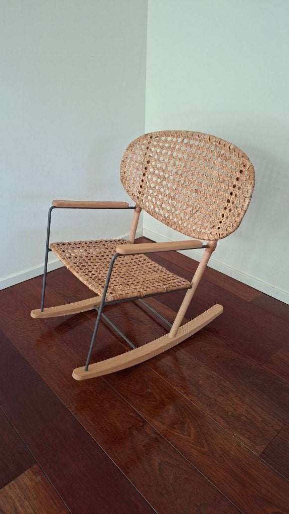 moderne schommelstoel van rotan, Huis en Inrichting, Stoelen, Ophalen, Bruin, Modern rotan, Zo goed als nieuw