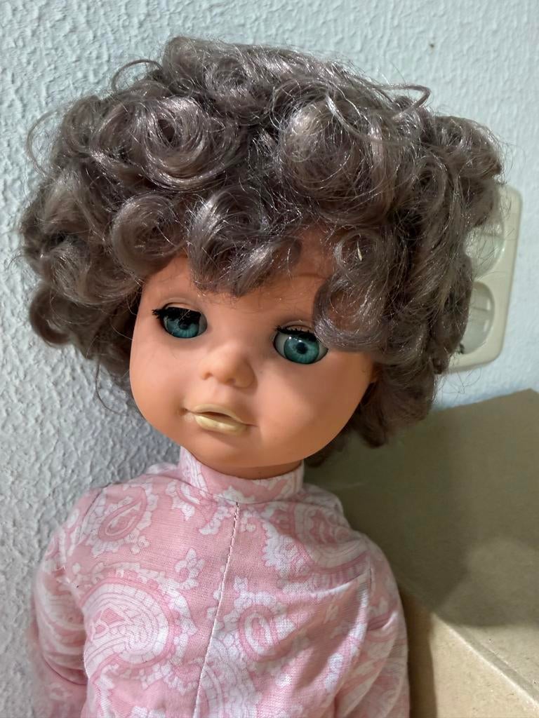 Vintage pop met krullend haar en roze jumpsuit, Ophalen of Verzenden, Gebruikt