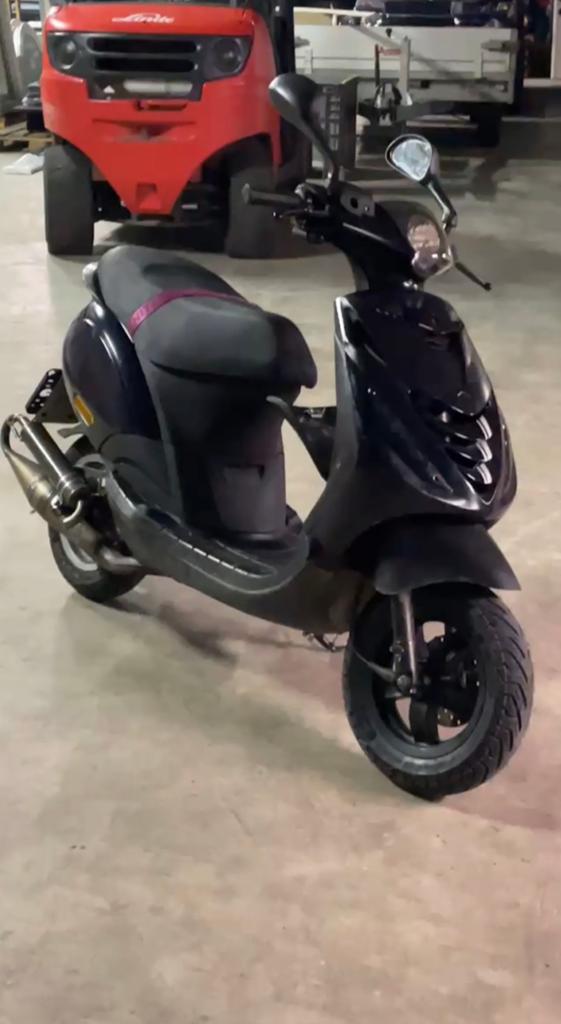 Piaggio zip 70cc, Fietsen en Brommers, Scooters | Piaggio, Ophalen, Zo goed als nieuw, Benzine, Zip