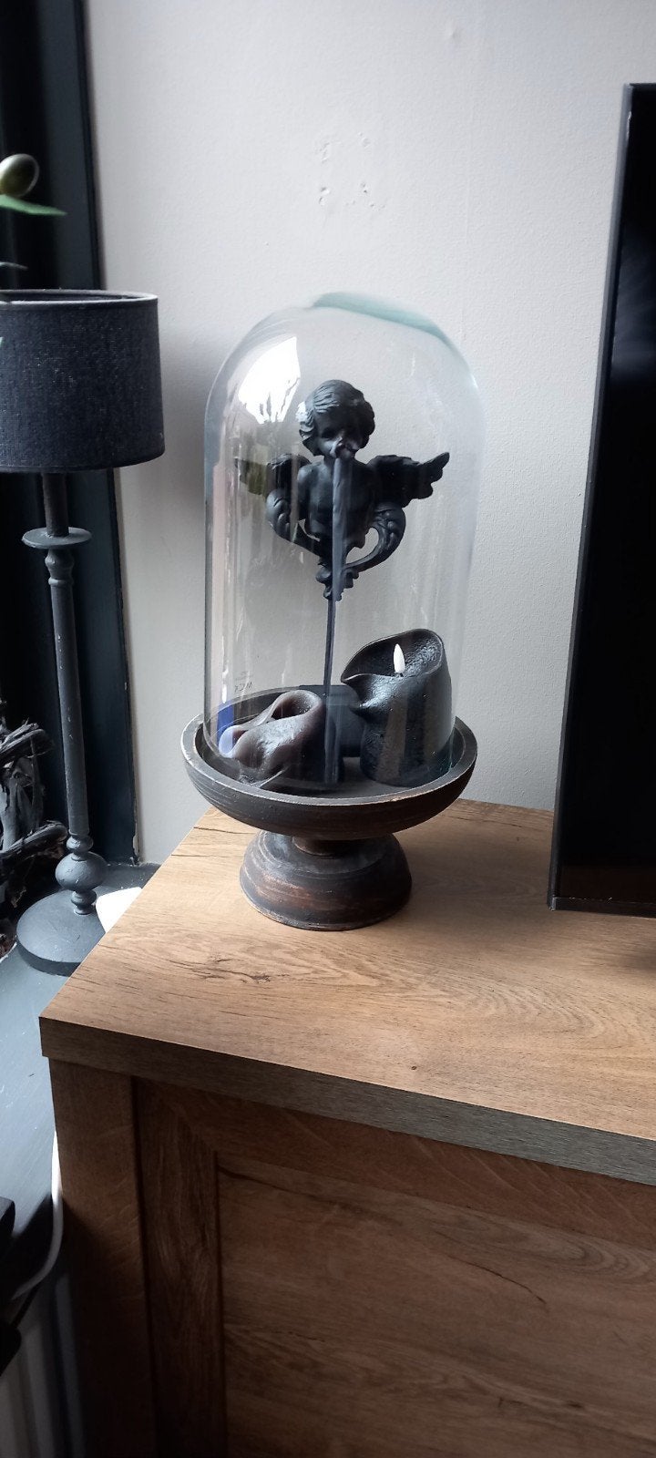 prachtige hoge stolp op houten standaard. met engel en kaars, Ophalen, Gebruikt, Zwart, Glas