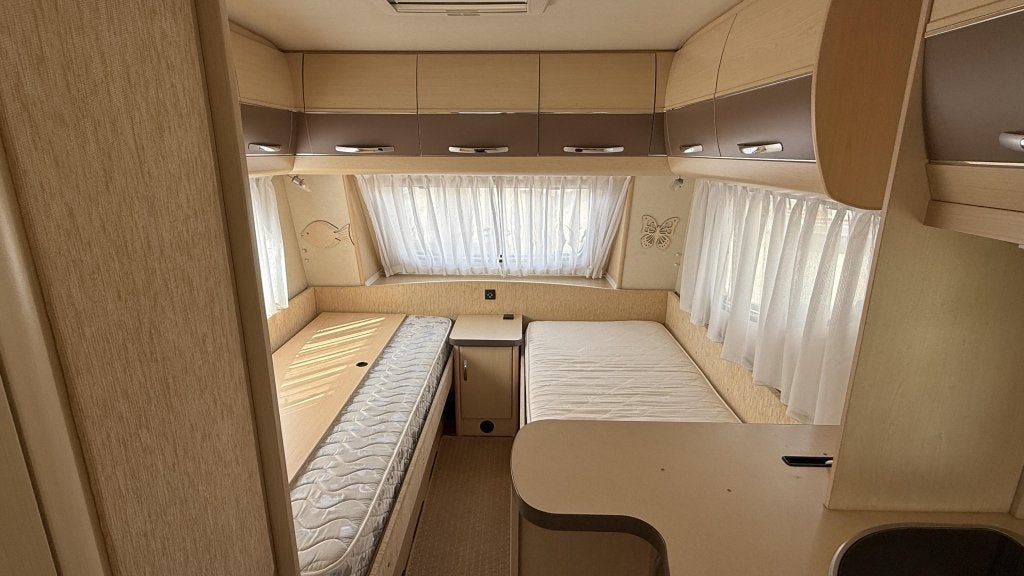 Hobby La Vita Bionda 495 UL bouwjaar 2009 met voortent, Caravans en Kamperen, Caravans, Schokbreker, Rondzit, Hobby, Bedrijf