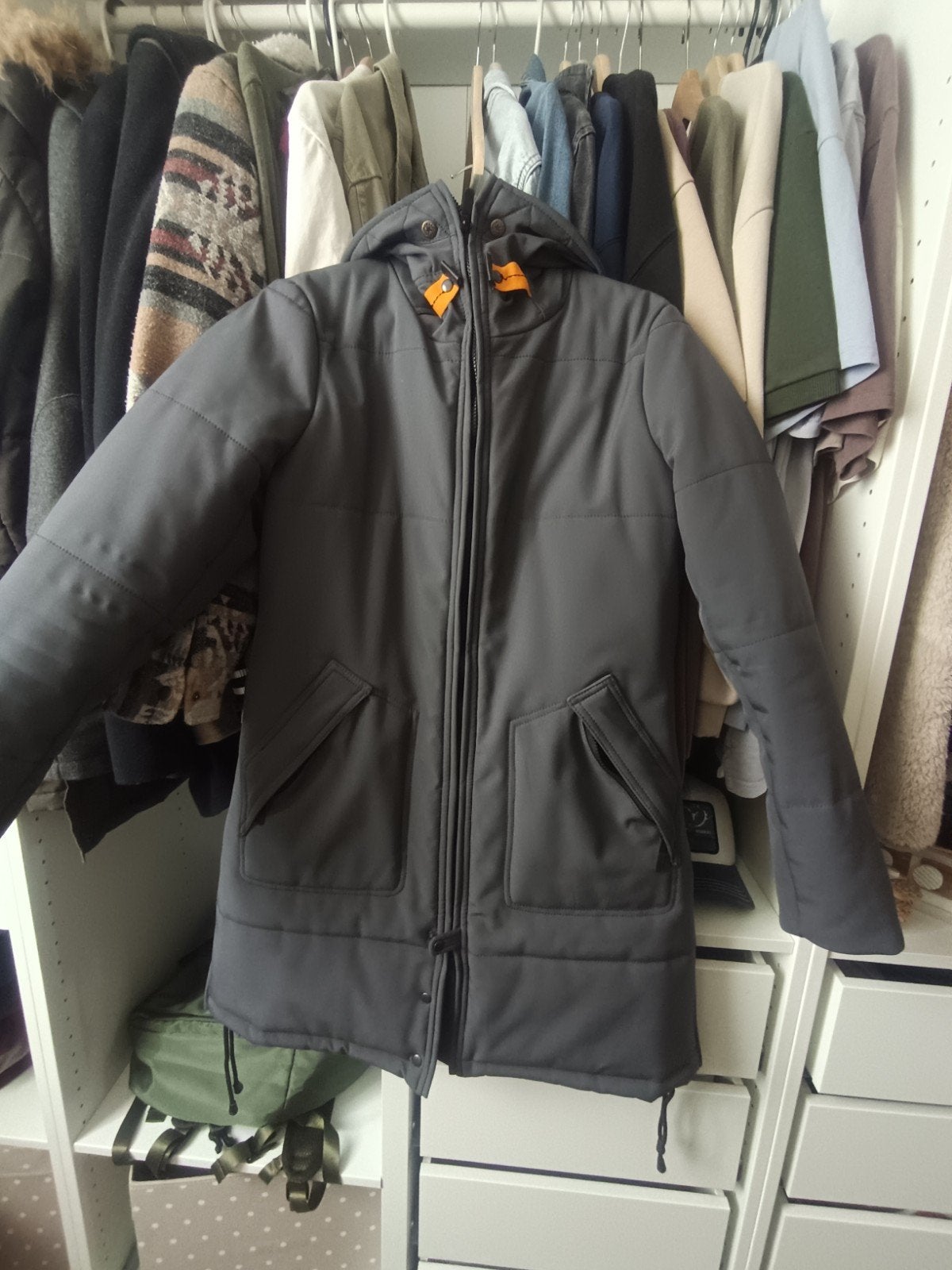 Donkergrijze gewatteerde jas met capuchon - Maat XL, Maat 46/48 (XL) of groter, Ophalen of Verzenden, Grijs, Onbekend
