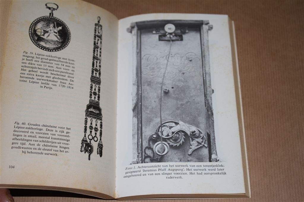 Boek over Klokken en horloges. Georg Schindler., Ophalen of Verzenden