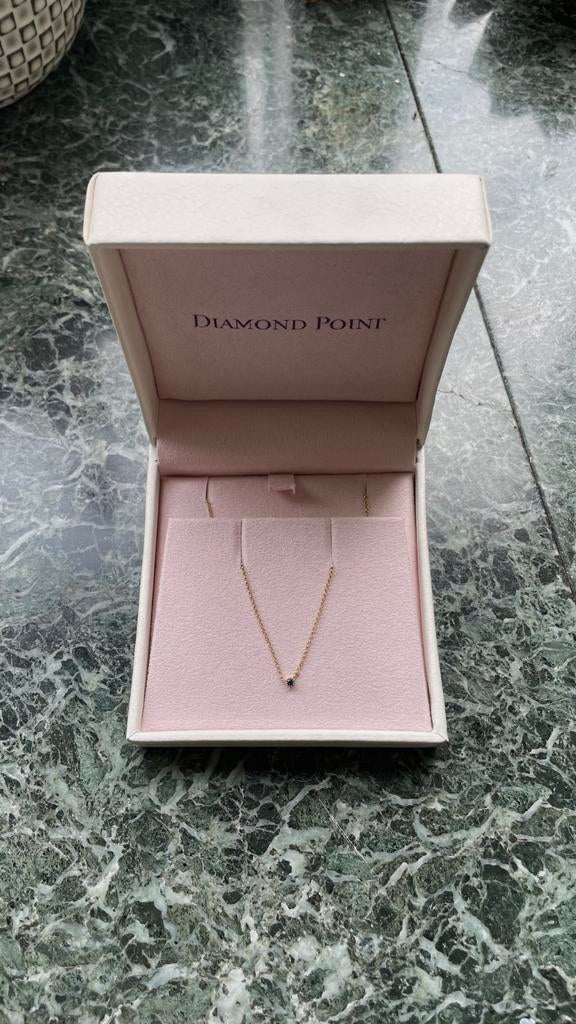 Diamond Point geelgouden collier met blauwe saffier, Sieraden, Tassen en Uiterlijk, Kettingen, Nieuw, Ophalen of Verzenden, Met edelsteen