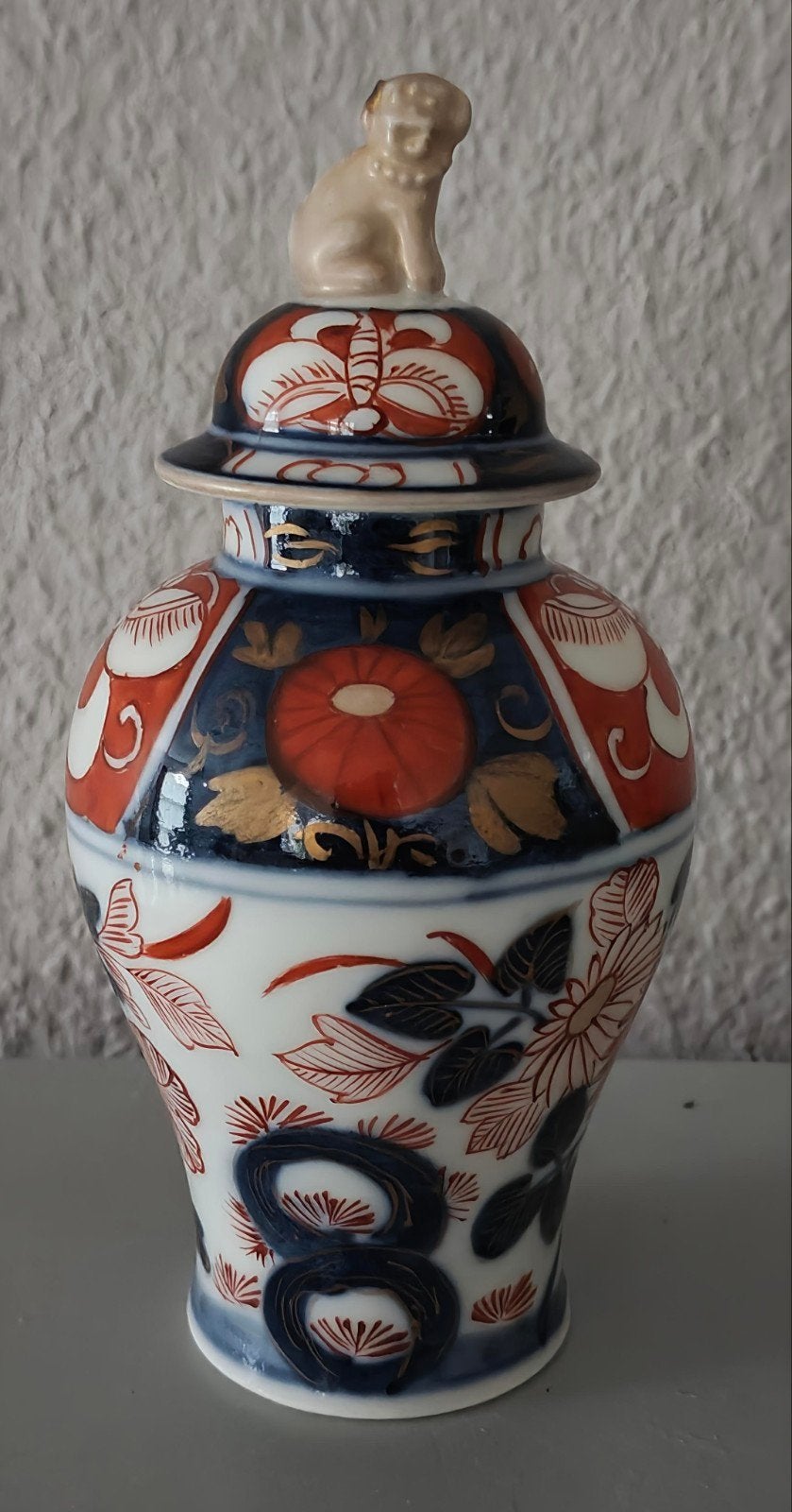 Antieke Chinese dekselvaas met bloemmotieven en vlinders, Antiek en Kunst, Ophalen of Verzenden