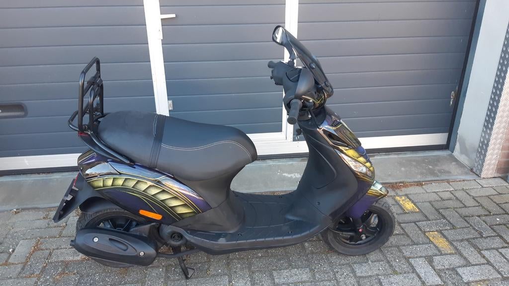 Zeer unieke zip special paint., Fietsen en Brommers, Scooters | Piaggio, Ophalen, Zip, Zo goed als nieuw, Benzine