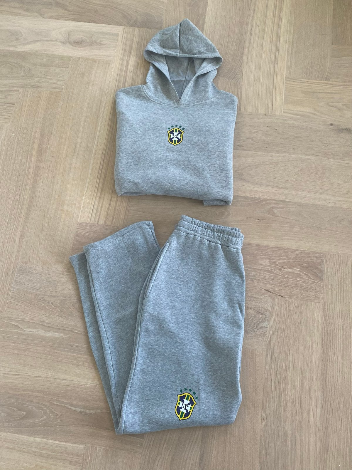 Grijs Brazilie trainingspak met capuchon, Maat 48/50 (M), Nieuw, Ophalen of Verzenden, Voetbal