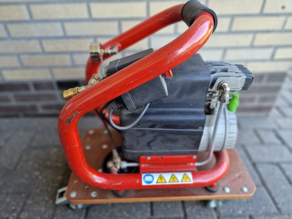 Kleine compressor met (Brown) tank, verrijdbaar (max 15 bar), Doe-het-zelf en Verbouw, Ophalen, Gebruikt, 10 bar of meer, Minder dan 200 liter/min