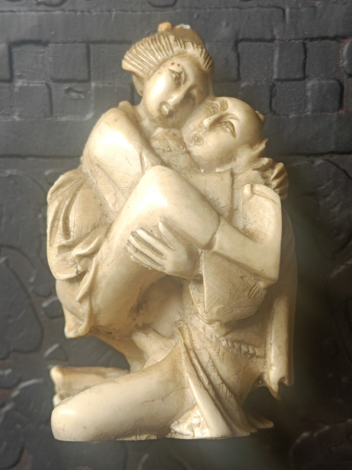 Antiek Beeldje: Man en Vrouw in Omhelzing, erotica, Groep mensen, Minder dan 20 cm, Natuurlijk materiaal, Ophalen of Verzenden