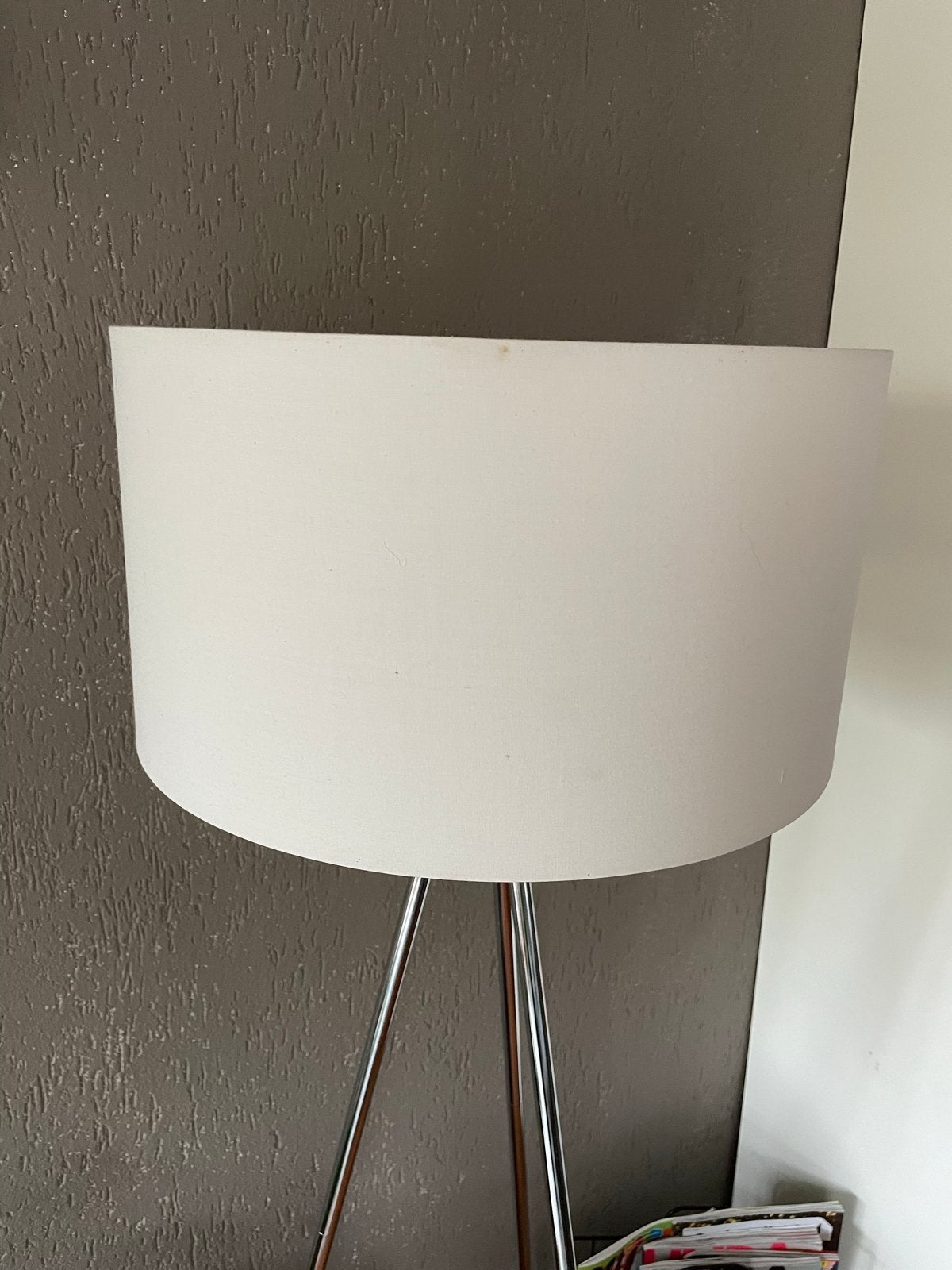 Moderne vloerlamp met witte kap en chromen poten, Huis en Inrichting, Lampen | Vloerlampen, Ophalen, Gebruikt, E27 (groot), Metaal