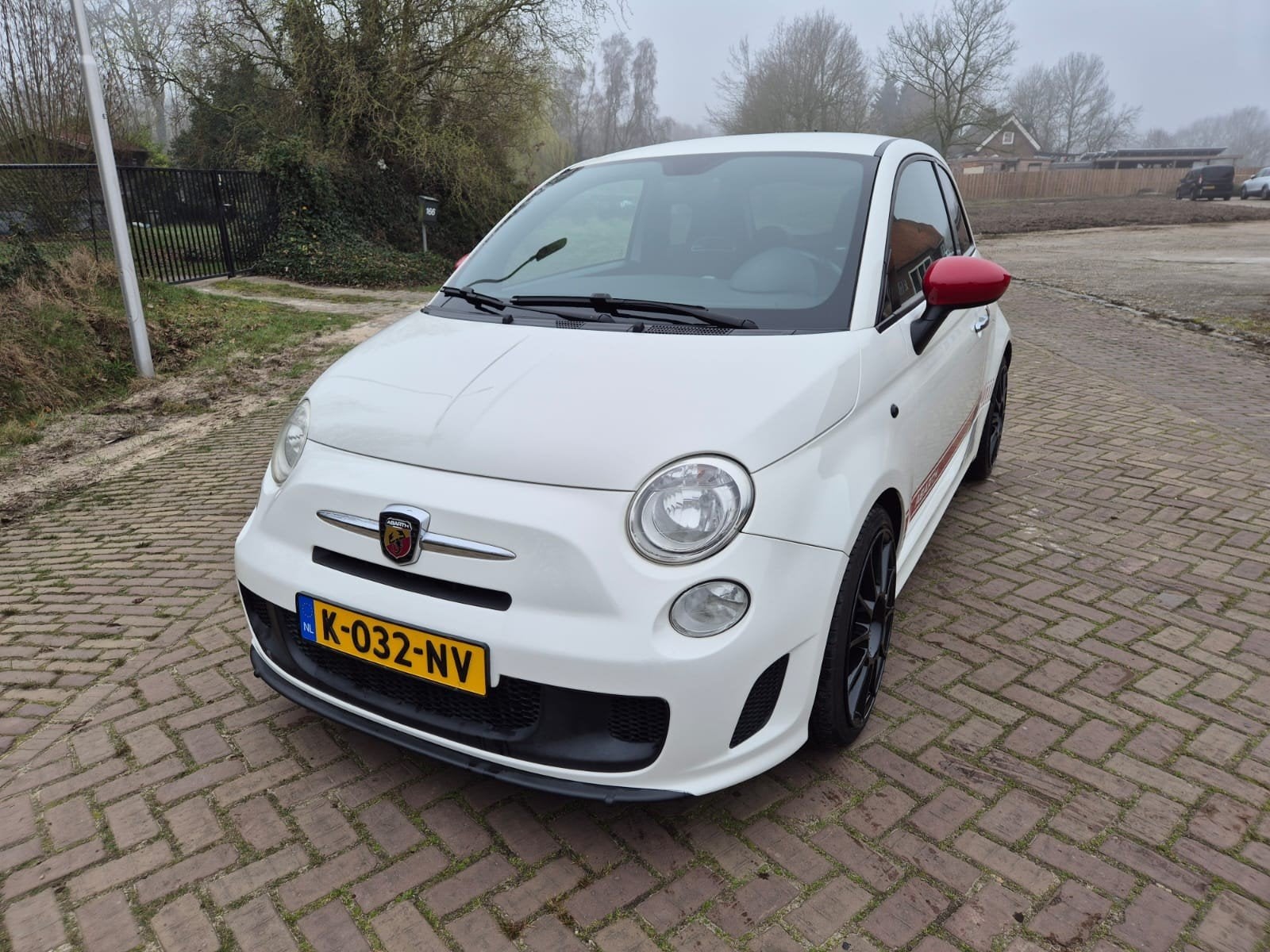 Fiat 500 1.4 T-jet Abarth 2012 Wit Grote beurt + nieuwe APK, Auto's, Voorwielaandrijving, 40 €/maand, Zwart, 4 cilinders