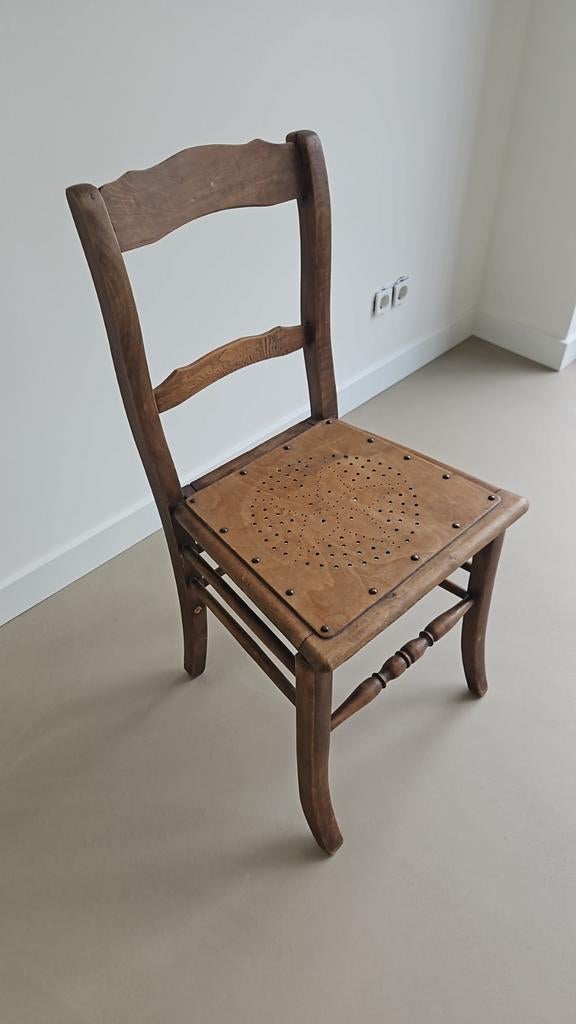 Vintage houten stoel met gaatjespatroon en popnagels, Ophalen of Verzenden