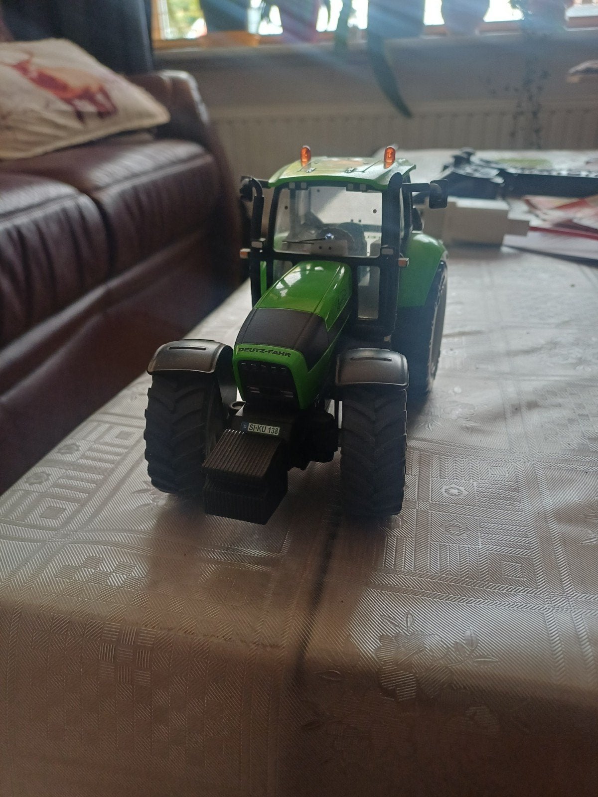 Siku Deutz Fahr Agrotron 235 schaal 1:32 - Vitrinekast model, Hobby en Vrije tijd, Modelauto's | 1:32, Ophalen of Verzenden, Zo goed als nieuw
