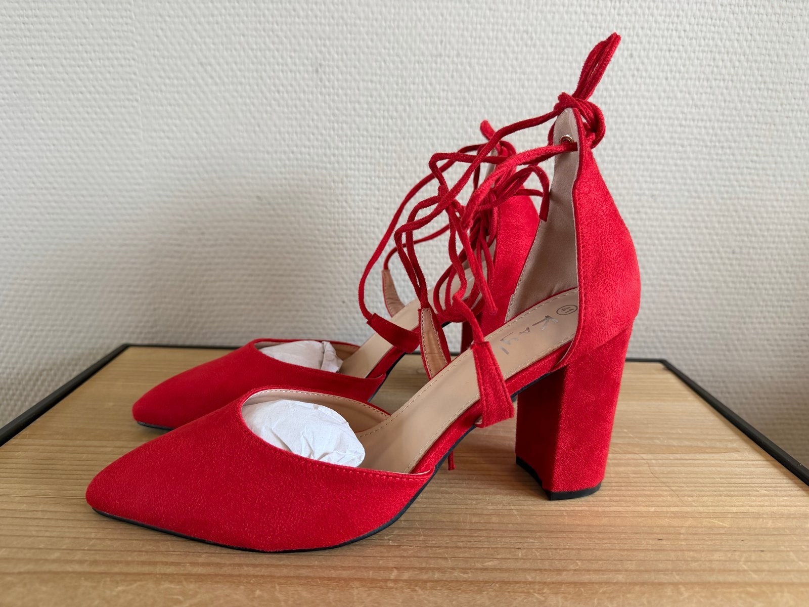 Nieuw! Rode Kayla pumps met bandjes 41, Pumps, Nieuw, Ophalen of Verzenden, Rood