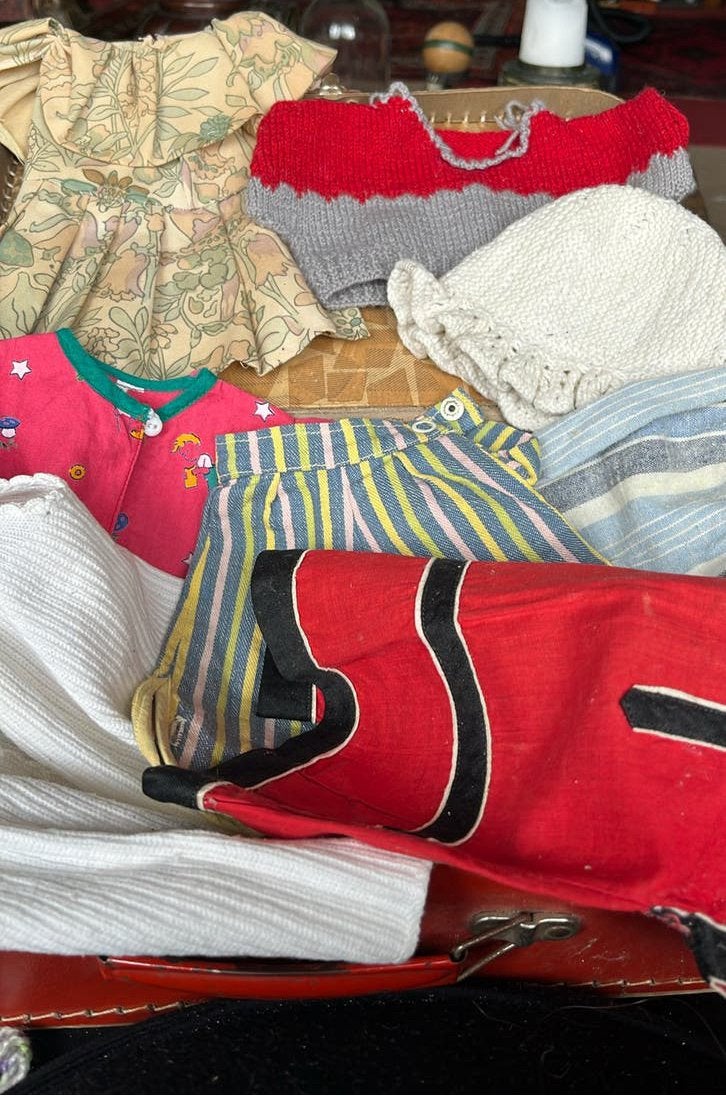 Rood Oud Koffertje icl 13 Poppenkleren. ., Ophalen of Verzenden