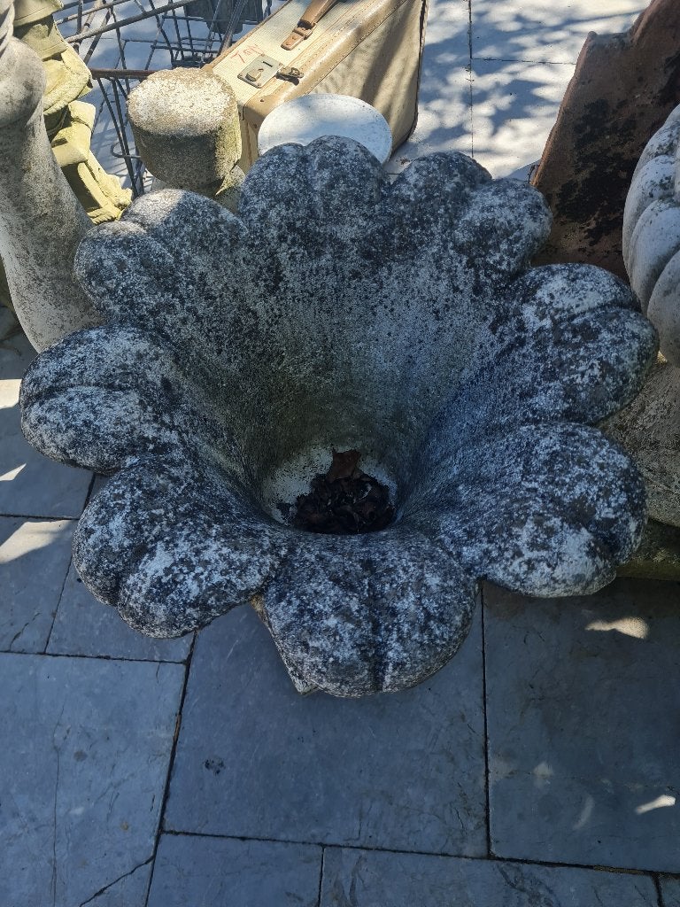 Vintage betonnen bloempot tulp vorm foto 1 t/m 3, Tuin en Terras, Ophalen, Heikant 21 Kaatsheuvel, Minder dan 60 cm, Zo goed als nieuw