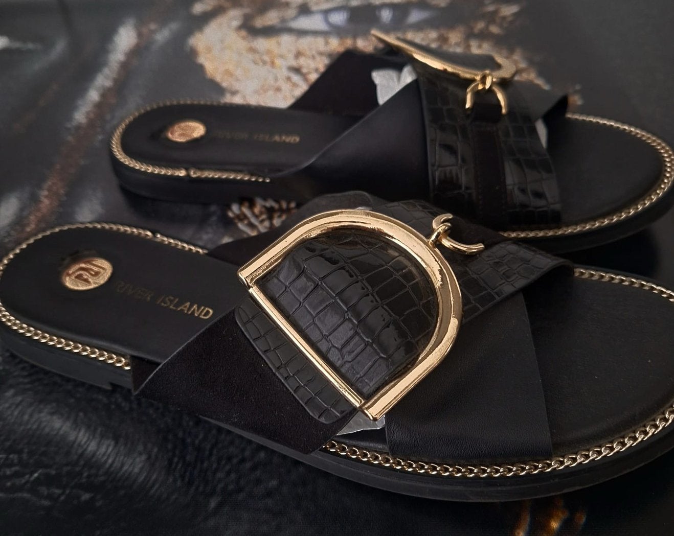 River Island Slippers maat 40, zwart-goud, nieuwstaat, Slippers, Zwart, Ophalen of Verzenden, Zo goed als nieuw