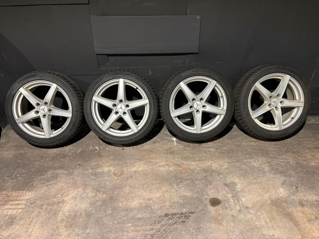 Set velgen en winterbanden Mercedes. Nexen banden 225x45x18., Ophalen, Winterbanden, Banden en Velgen