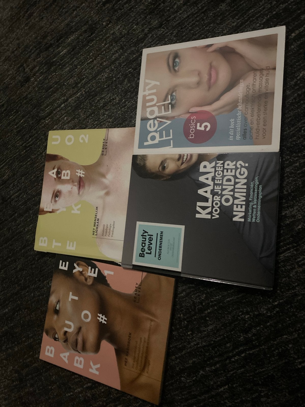 Schoonheidsspecialiste, Ophalen of Verzenden, Nieuw, Overige niveaus, Overige vakken