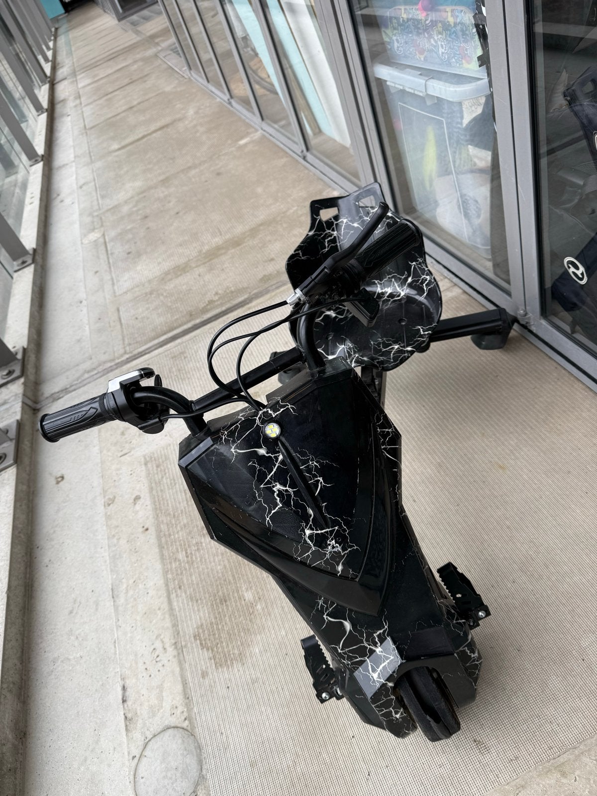 Zwarte elektrische step met bliksemprint, Ophalen, Gebruikt, Elektrische step (E-scooter)
