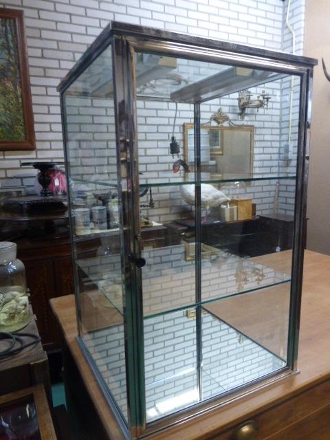 Tafelvitrine, winkelvitrine, Metaal verchroomd., Ophalen