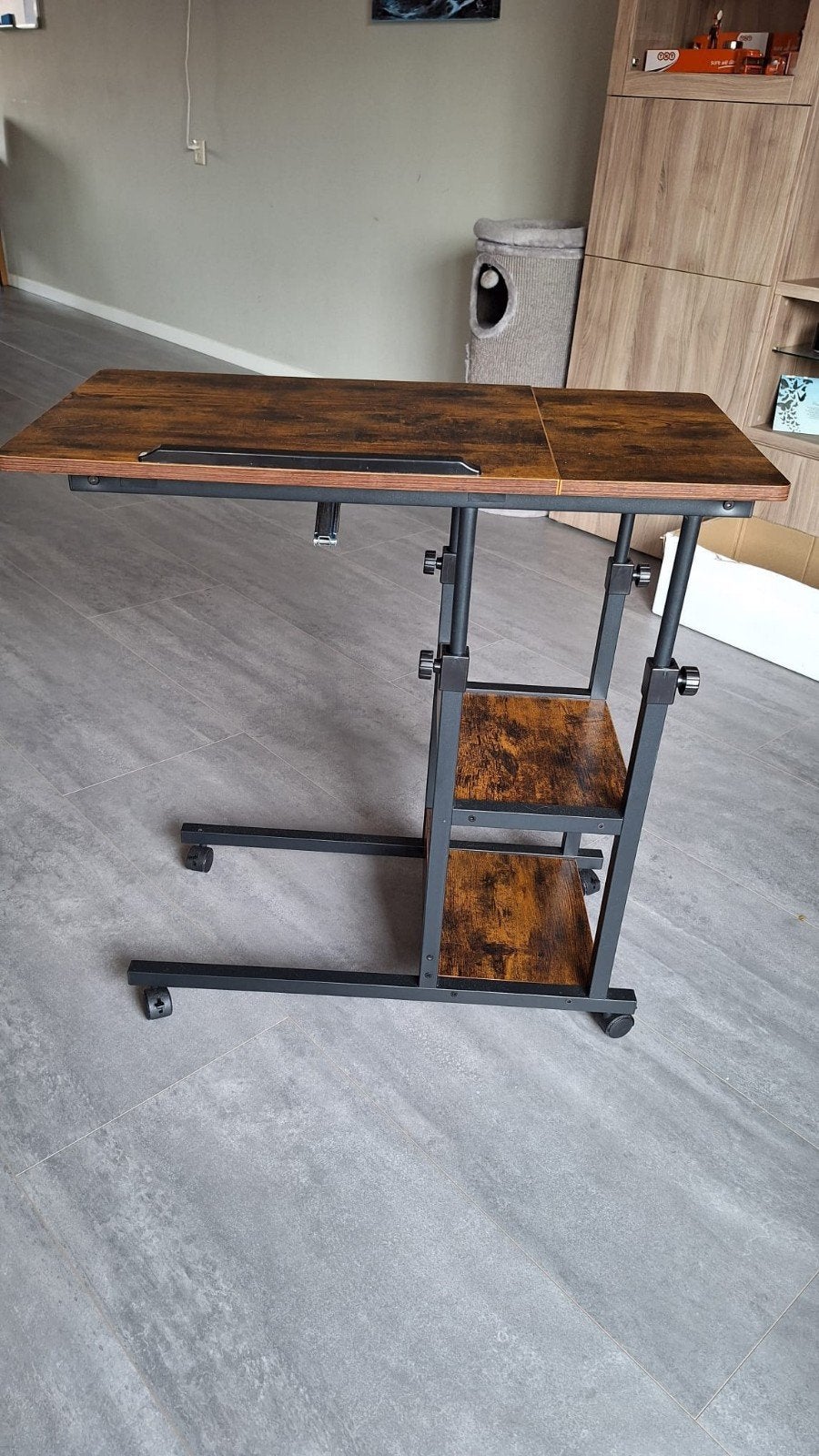 De snacktafel op wielen is in hoogte verstelbaar van 66 cm, Ophalen, In hoogte verstelbaar, Nieuw