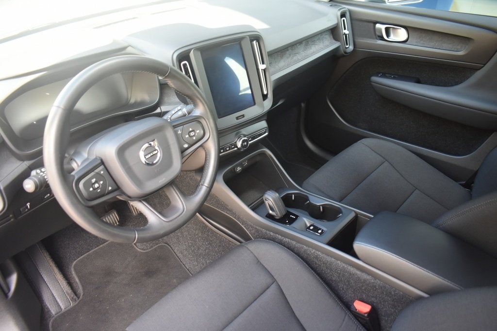 Volvo XC40 T2 129pk Aut. Momentum Core | Trekhaak | Camera |, Gebruikt, 24 maanden, Wit, Origineel Nederlands
