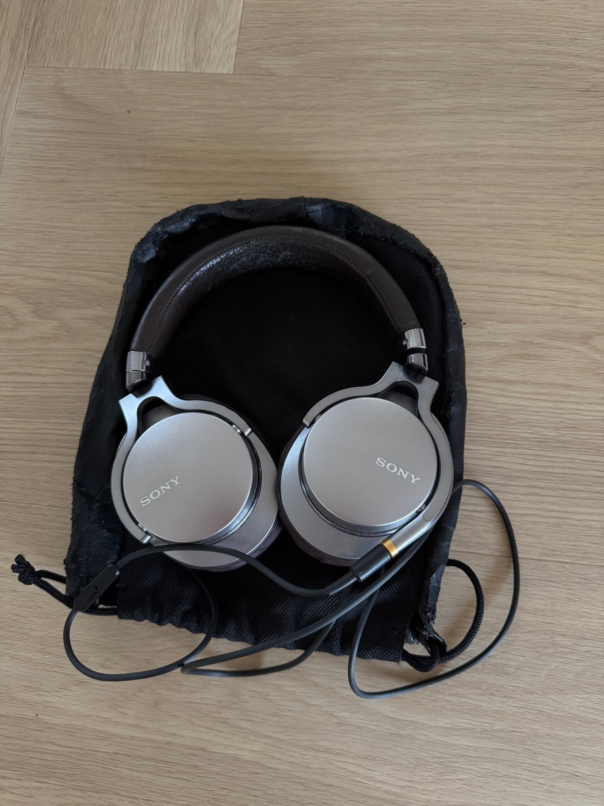 Sony MDR-1A Over-ear Koptelefoon - Zilver/Bruin, Zilver, Ophalen of Verzenden, Zo goed als nieuw, Draagtas/etui