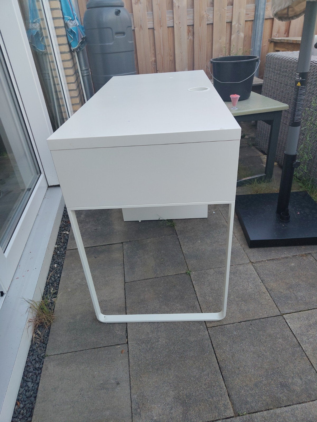 Wit bureau met lade en opbergruimte, Ophalen, Met lades, Gebruikt, Spaanplaat of MDF