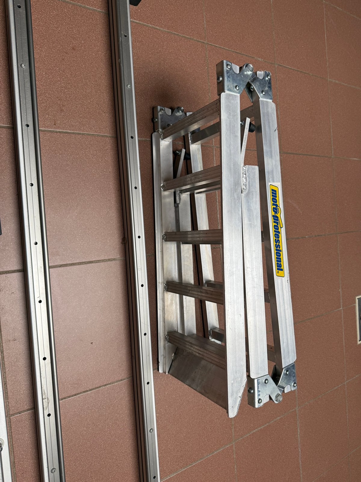 Inklapbare oprijtrap en stalling voor motor e.d.Camper, Ophalen, Zo goed als nieuw