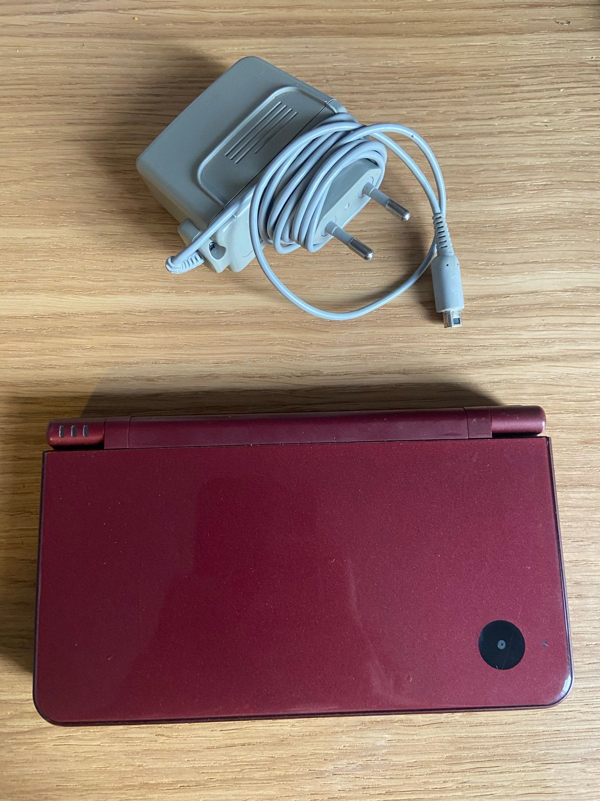 Wijnrode Nintendo DSi XL in goede staat met oplader, Spelcomputers en Games, Spelcomputers | Nintendo DS, Ophalen of Verzenden