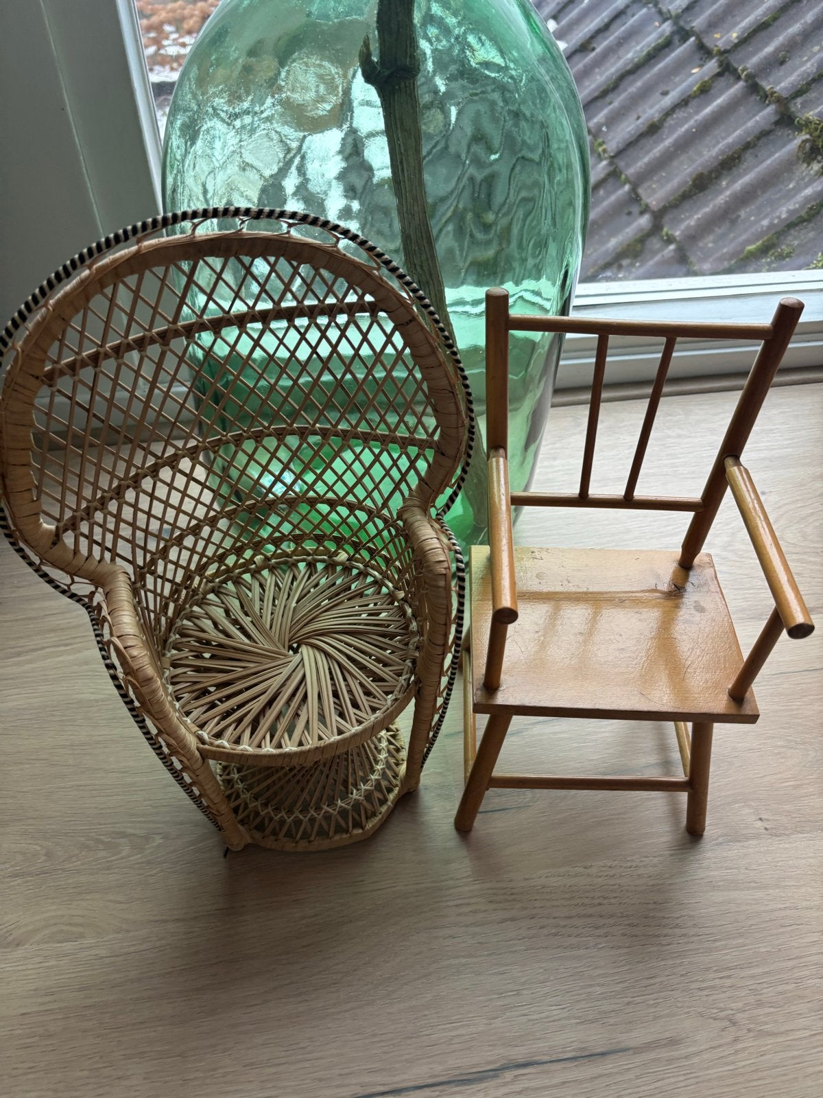Houten poppenstoeltjes en rieten pauwenstoel, Montessori, Ophalen of Verzenden, Zo goed als nieuw, Overige typen