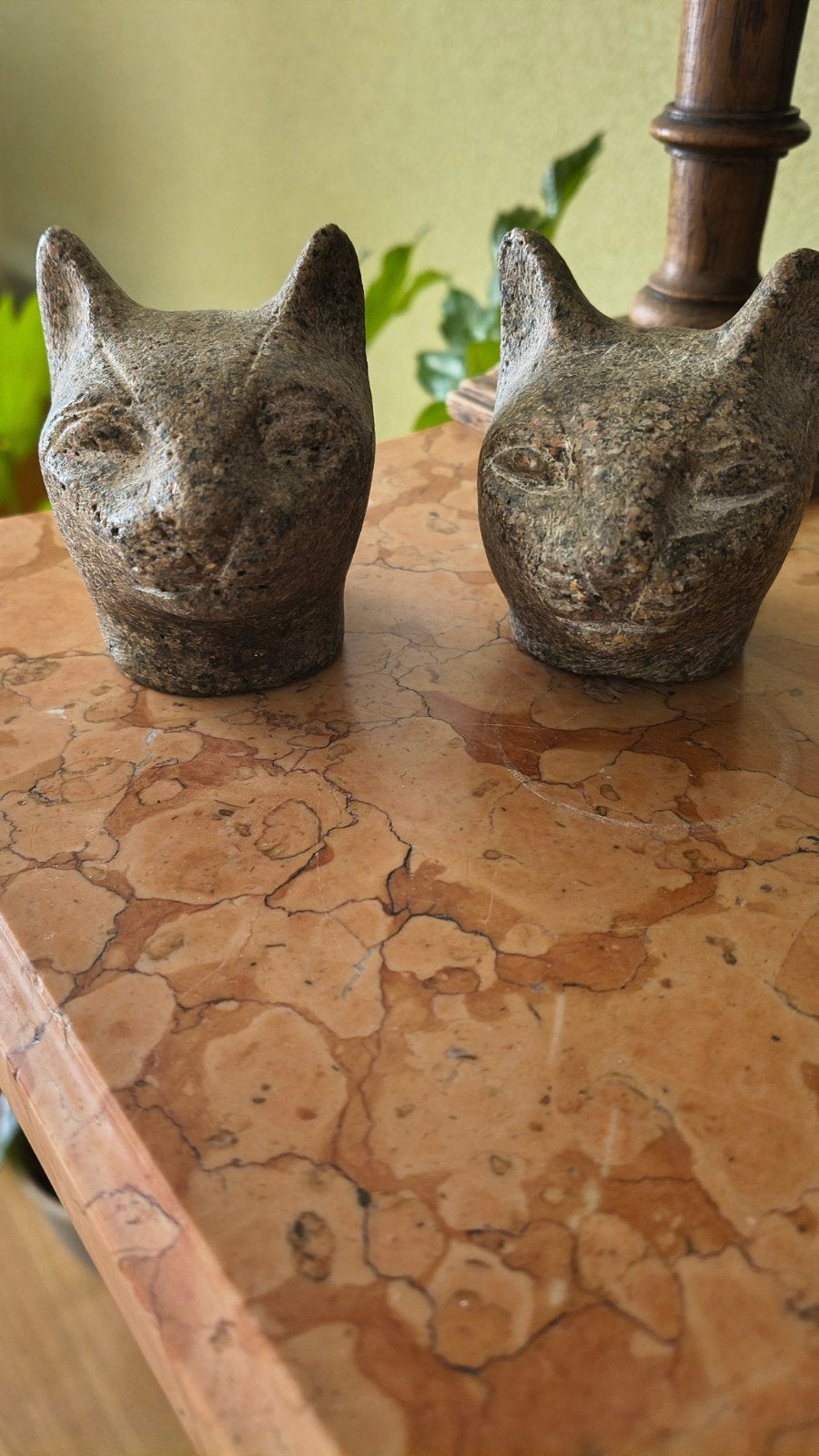 Oude Roze granieten kattenkoppen , Egyptische godin Bastet., Ophalen of Verzenden