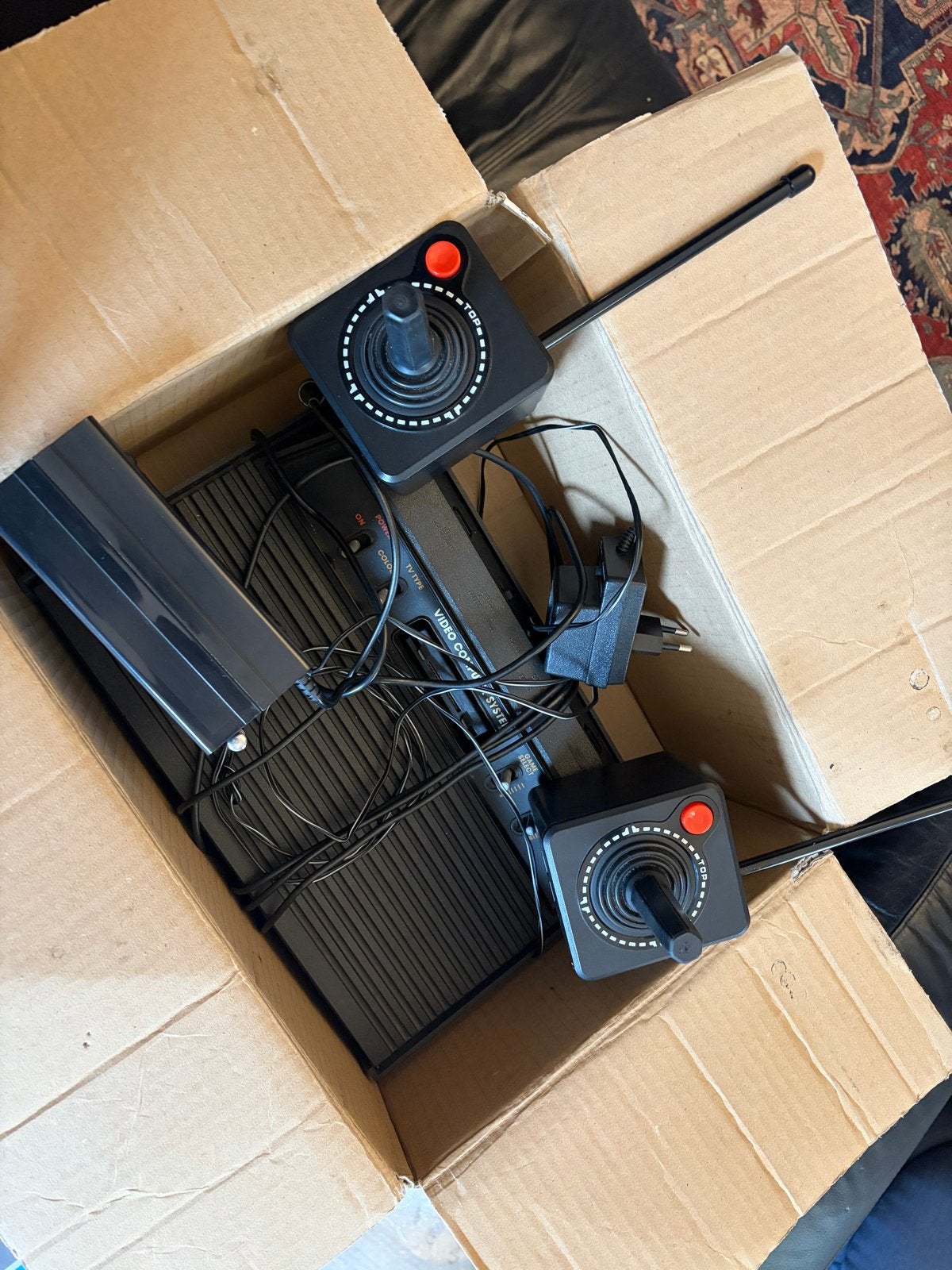 Atari 2600 met controllers en voeding, Spelcomputers en Games, Spelcomputers | Atari, Ophalen of Verzenden, Gebruikt, Met 2 controllers