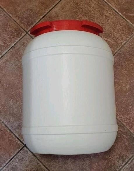 1 Curtec ton 26 liter. Voeder, speelgoed, waterkluis enz., Ophalen of Verzenden