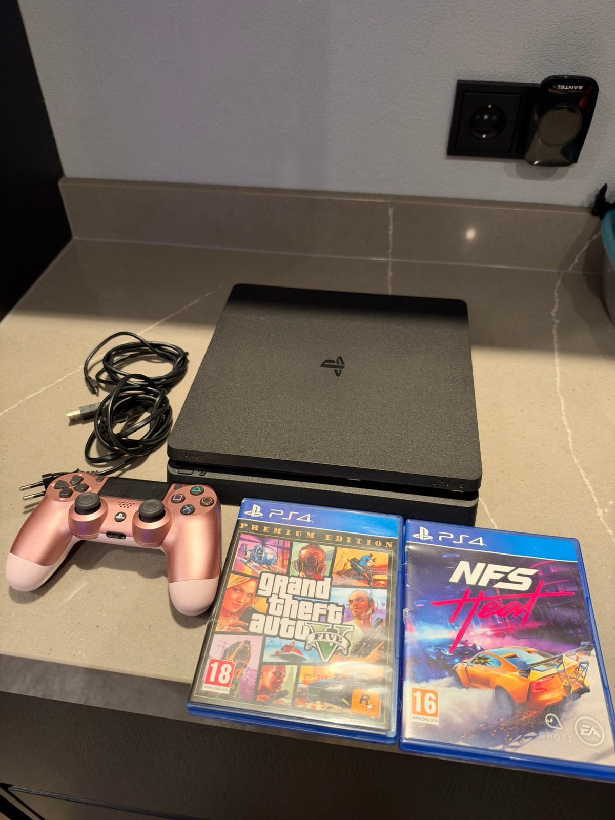 PlayStation 4 Slim, Spelcomputers en Games, Ophalen of Verzenden, Zo goed als nieuw, Met 1 controller, Slim