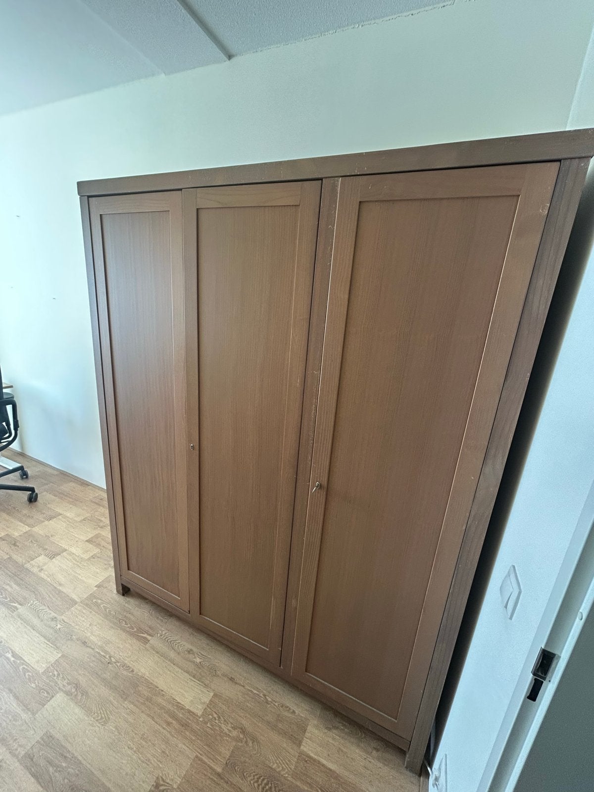 Ruime kledingkast met 3 deuren en veel opbergruimte, Ophalen, Gebruikt, 100 tot 150 cm, 150 tot 200 cm